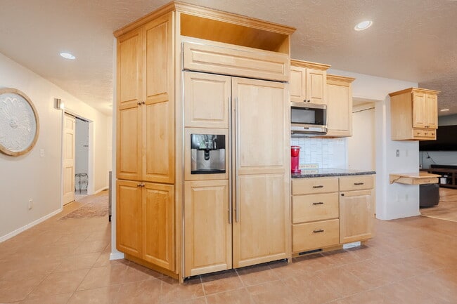 Building Photo - Private Room for Rent with Garage & Outdoor Space – Bedroom 2