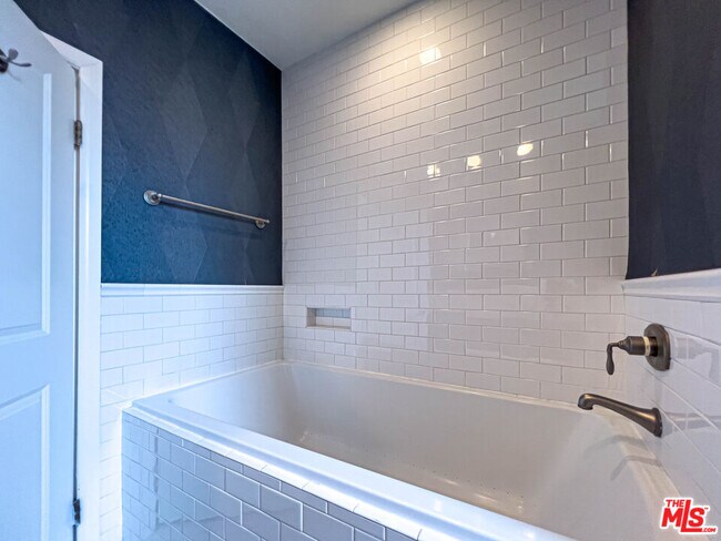 Building Photo - 935 Westbourne Dr