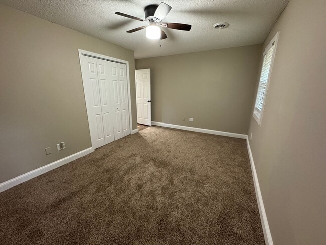 Building Photo - Private Duplex Style 2-bedroom!