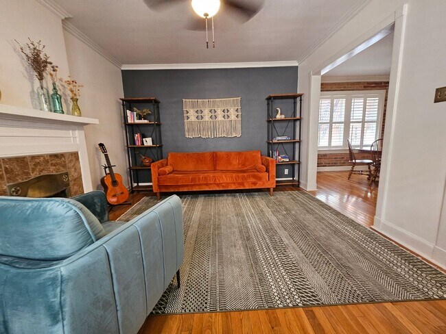 Building Photo - Cap Hill Beautiful 2 Bed Charming and Light Filled condo in the Blenheim