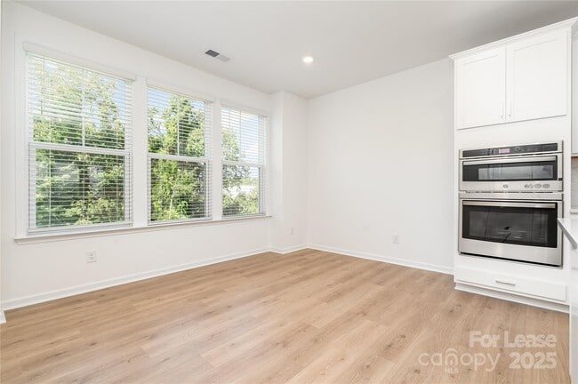 Building Photo - 5015 Westmead Ln