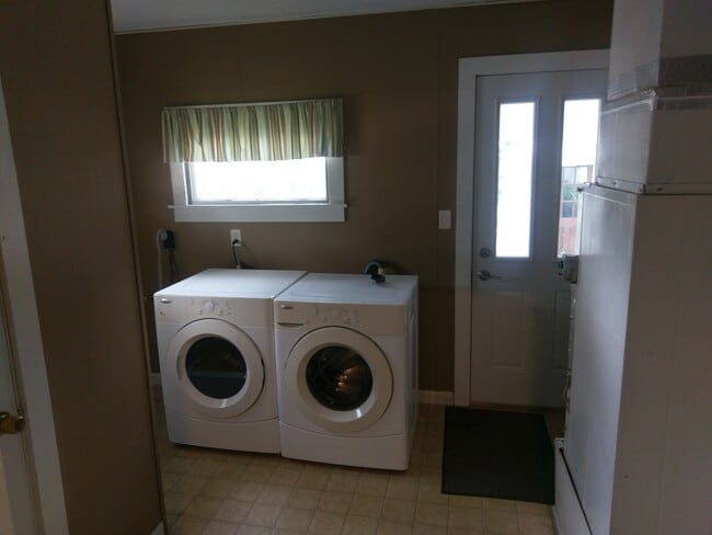 Building Photo - 502 Eben Ave