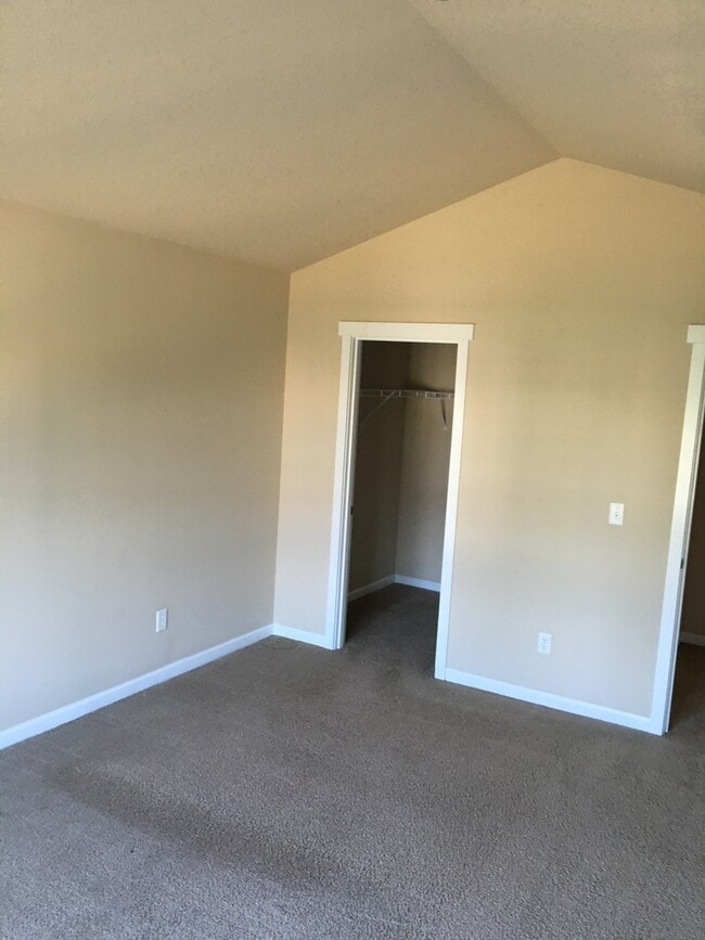 Building Photo - Craftsman Style Townhouse - 3 bedroom, 2.5 bath w/ Bonus Room - Attached Double Garage