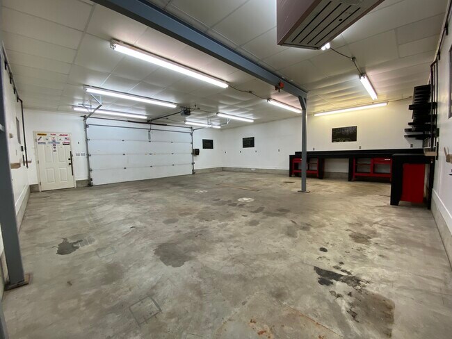 Garage #2 - 7012 W 138th Ln