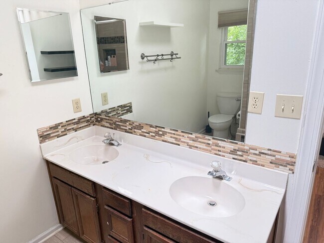 Building Photo - Spacious 3BR Home with Fenced Yard & Outdo...