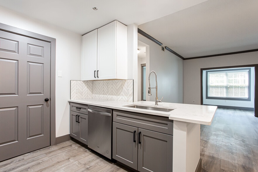 Building Photo - 1074 Peachtree Walk NE