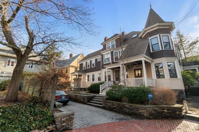 Building Photo - 10 W Bellevue Ave