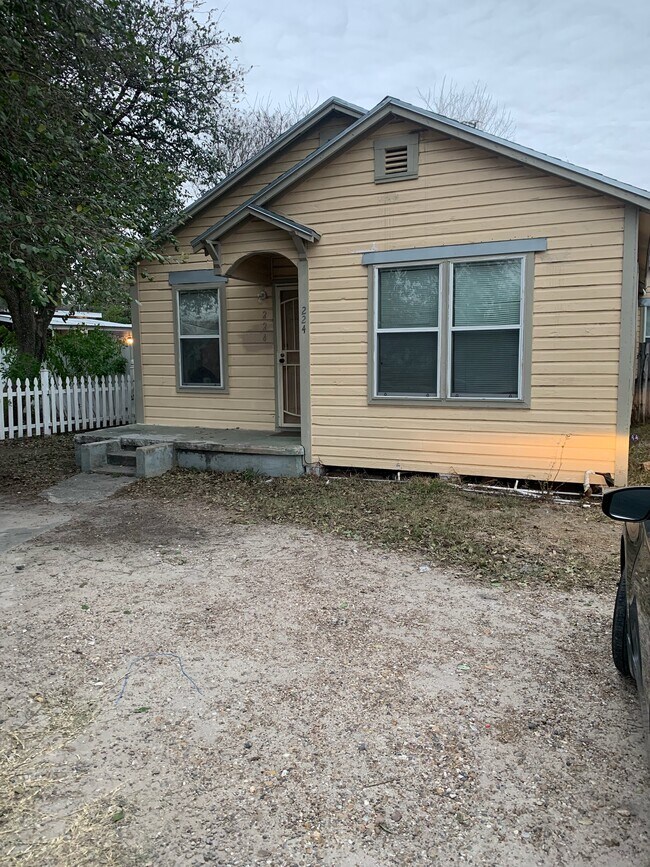 Primary Photo - 224 W Santa Gertrudis St