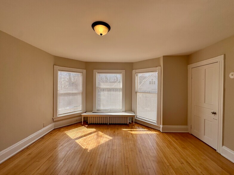 Building Photo - 2216 E Ivanhoe Pl