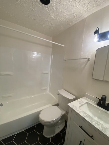 Building Photo - 120 Bellerive Blvd