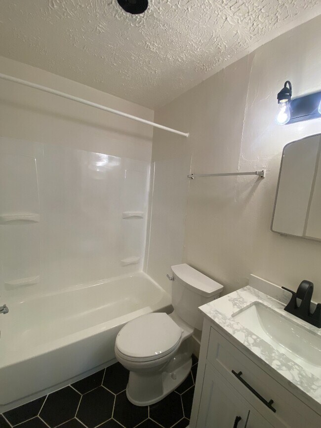 Building Photo - 120 Bellerive Blvd