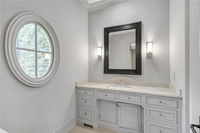 Building Photo - 425 Broadland Rd NW