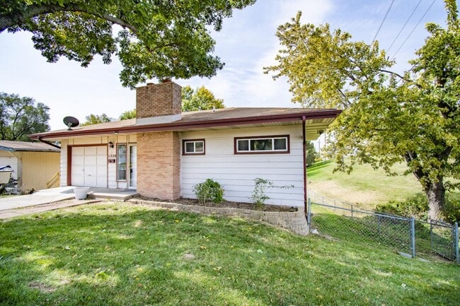 Building Photo - 1220 Hillcrest Dr