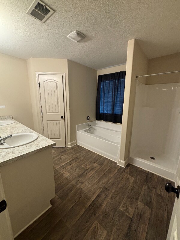 Building Photo - 587 Embassy Walk