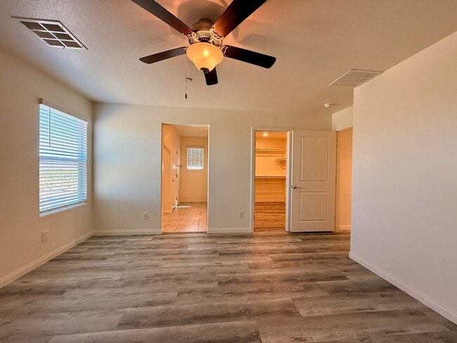 Building Photo - NEWLY UPGRADED 3 BED 2.5 BATH 2 CAR GARAGE...