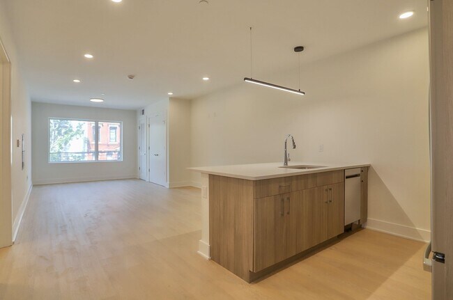 Building Photo - 303 Madison St