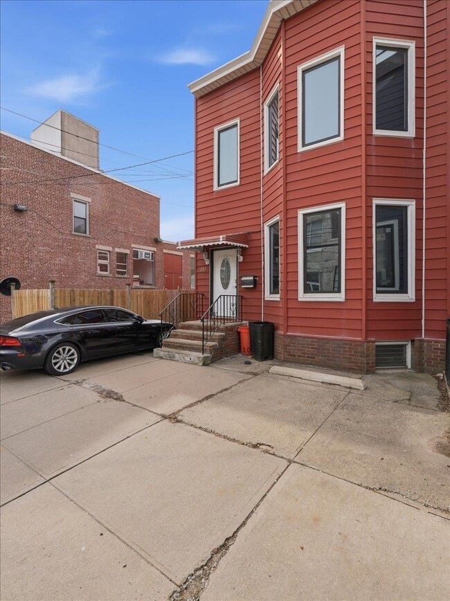 Building Photo - 207 19th St