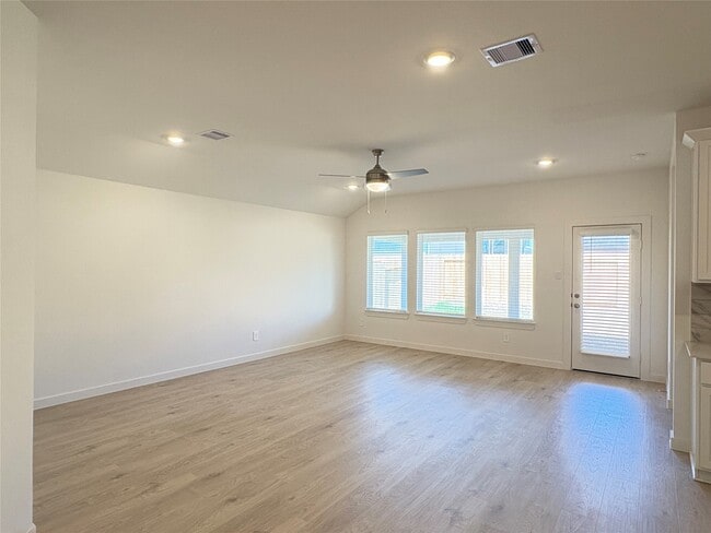 Building Photo - 31114 Royal Acres Ct