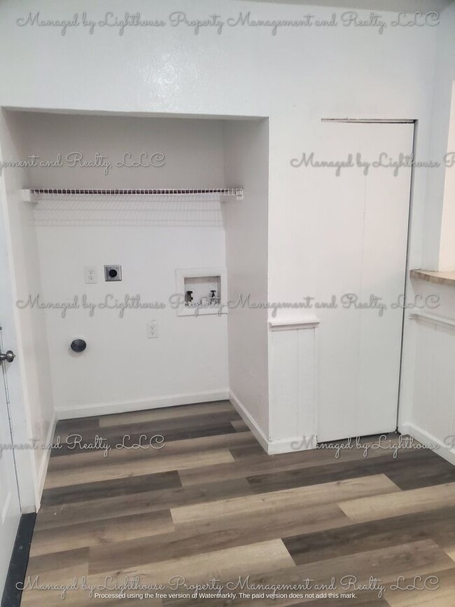 Building Photo - 2 Bedroom / 2 Bathroom Home in Historic Springfield ? Huge Fenced Yard