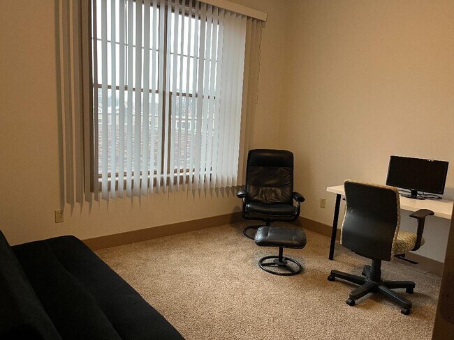 Building Photo - 600 Albert St