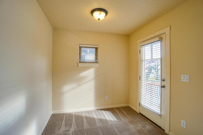 Building Photo - BEAUTIFUL THREE BEDROOM HOME IN FELIDA