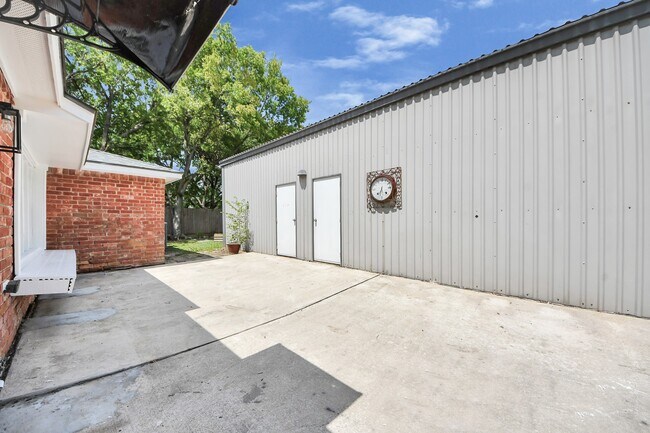 Building Photo - 3400 Surrey Ln