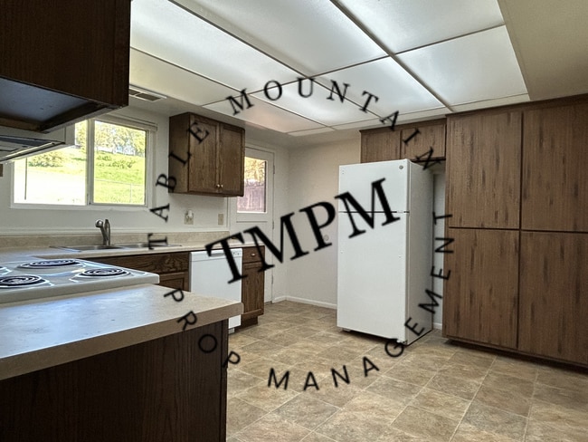 Building Photo - 37 Linda Dr