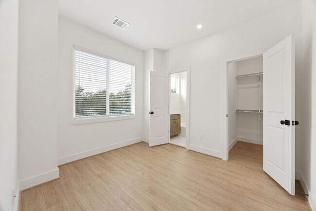 Building Photo - 2121 Hoskins Dr