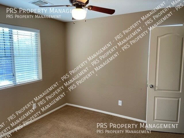 Building Photo - Just Listed !!