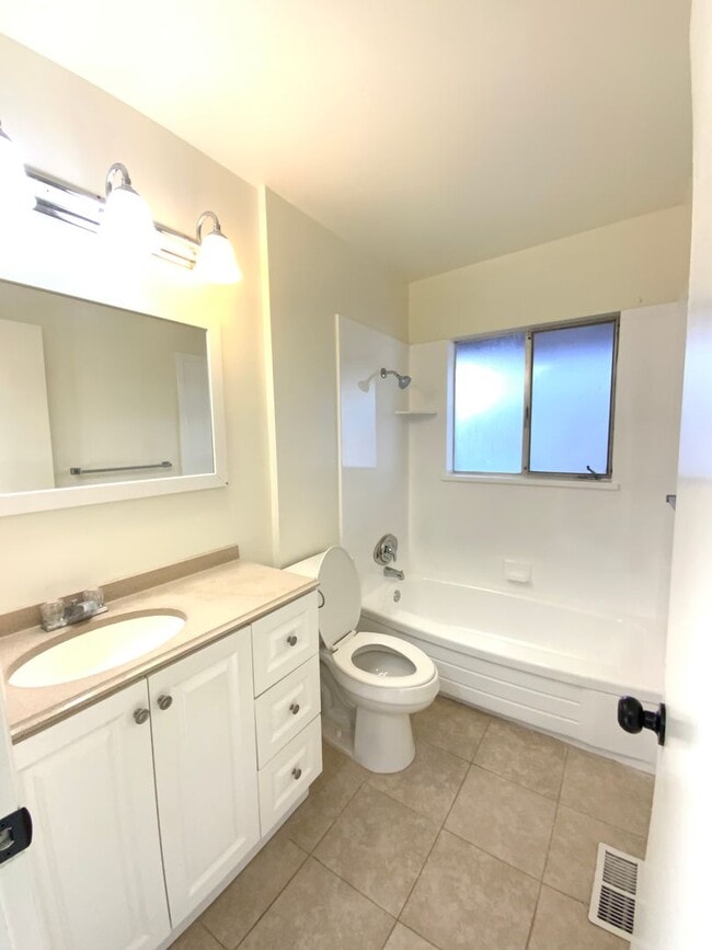 Building Photo - 4523-4525 S 600 E