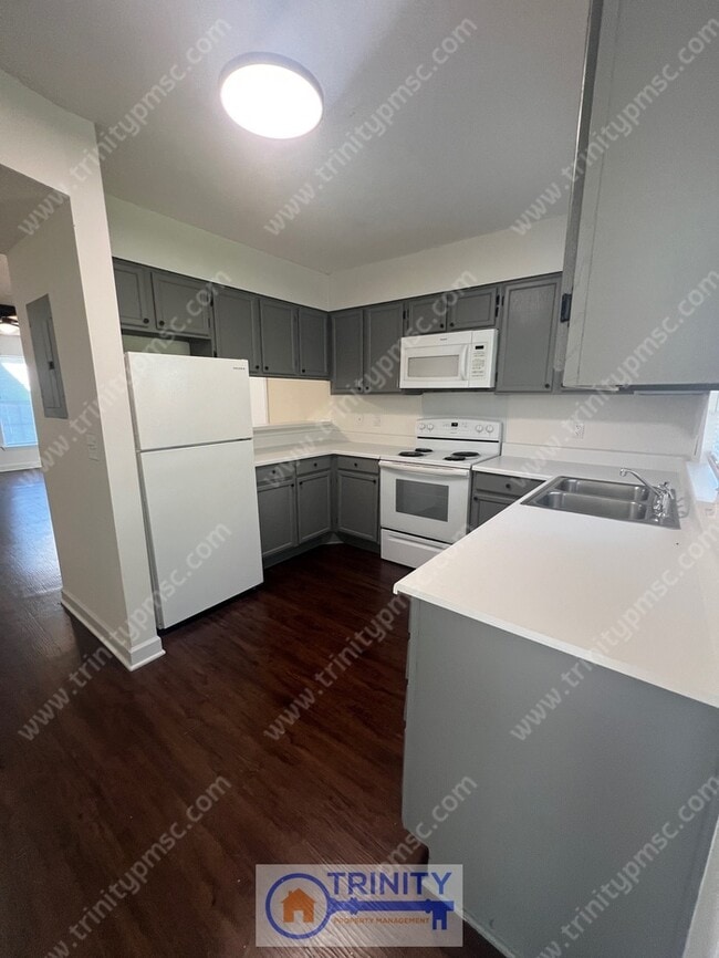 Building Photo - 3 Bedroom Duplex!