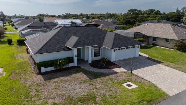 Building Photo - "Spacious 3-Bedroom Pool Home with 2 Baths & 2,075 Sq. Ft. of Comfort in Venice, FL!"