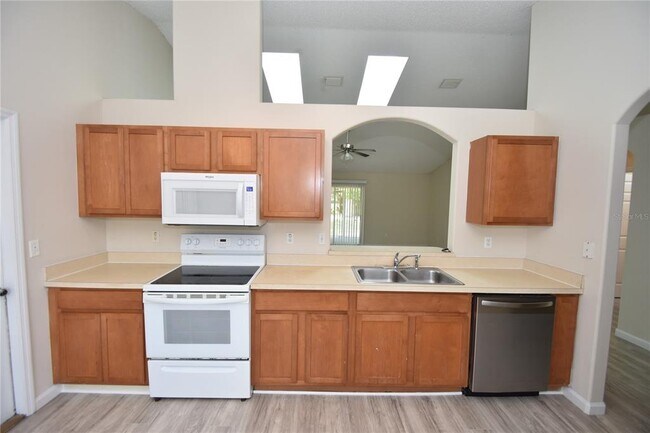 Building Photo - 15 White Deer Ln