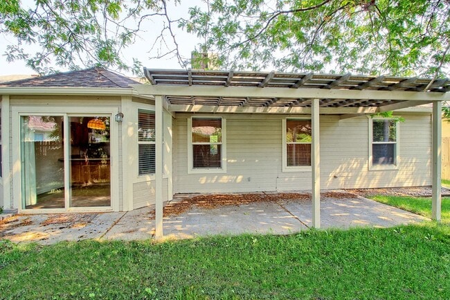 Primary Photo - 598 Garnet Dr