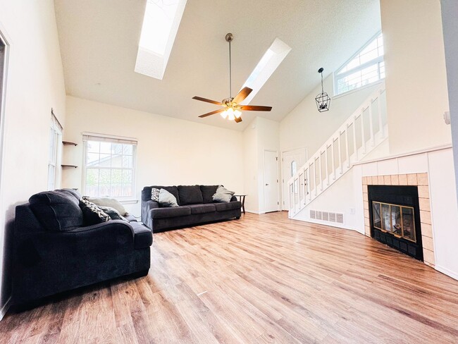 Building Photo - 4 bedroom with large backyard