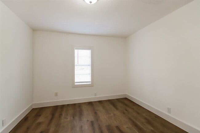 Building Photo - 16606 W Crosby St