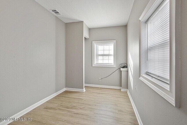 Building Photo - 524 E 60th St