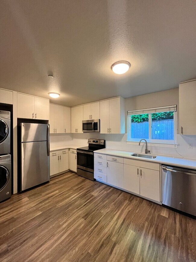 Building Photo - Large 3 Bedroom 2 Bathroom! In-Unit Washer...