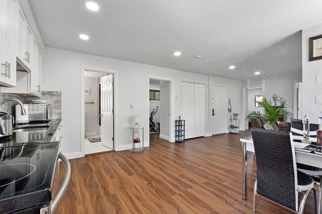 Building Photo - 165 Saratoga St