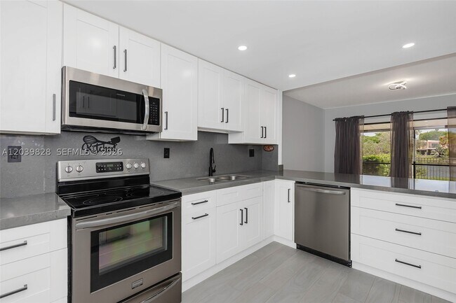 Building Photo - 6653 SW 140th Ave