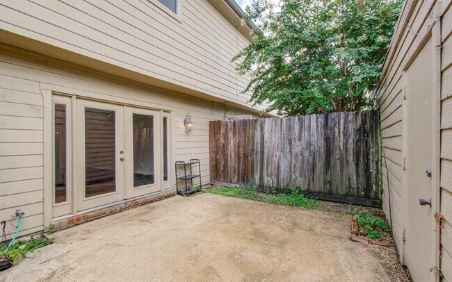 Building Photo - 926 Memorial Village Dr