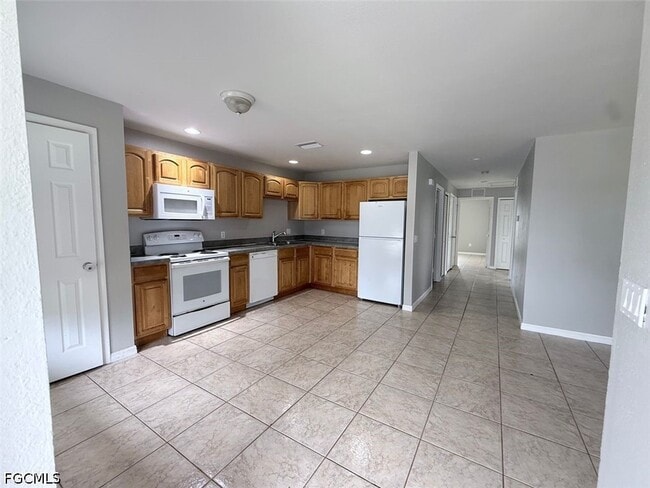 Building Photo - 208 Hightower Ave S