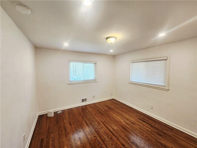 Building Photo - 3158 Cloverhurst Dr