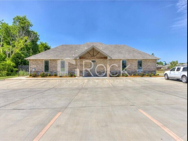 Building Photo - Gorgeous 4 Bedroom Home with Storm Shelter