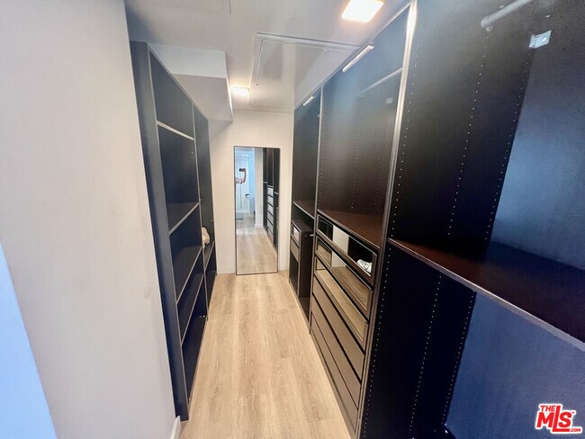 Building Photo - 838 N Doheny Dr