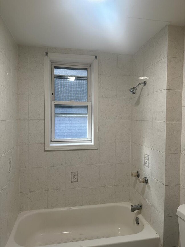 Building Photo - 1305 Webster St