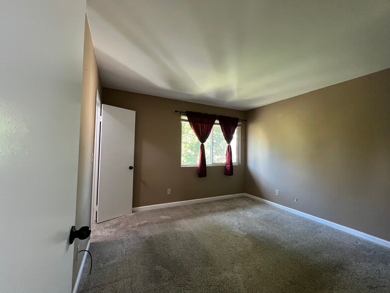 Building Photo - 2516 Wanek Rd