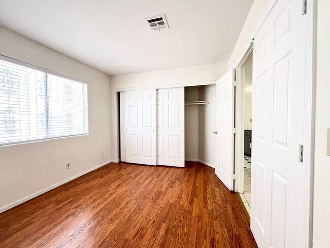 Building Photo - GATED COMMUNITY! Great Location!