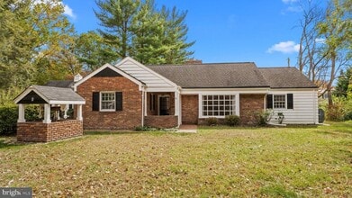 Building Photo - 2 Bailey Dr