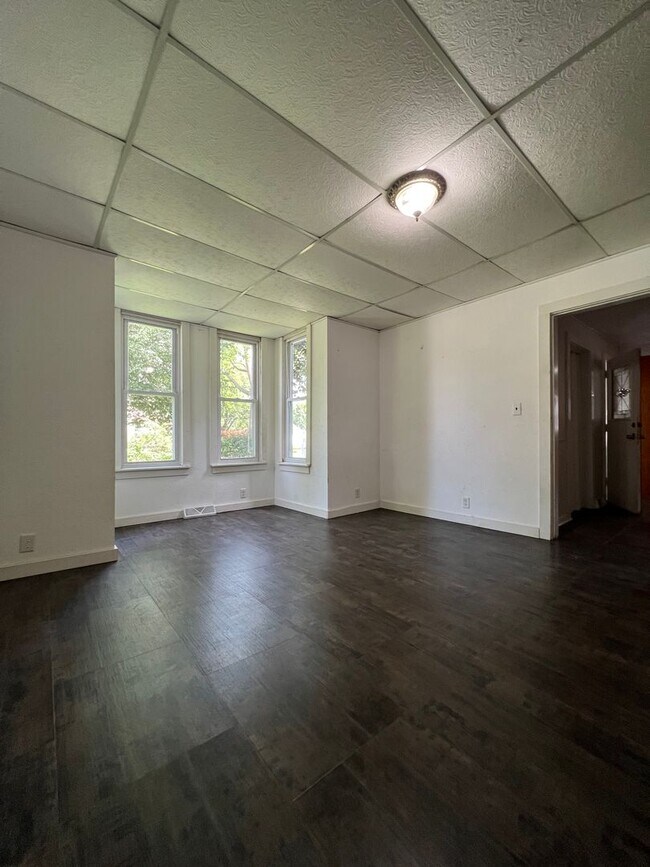 Building Photo - Three Bedroom,  2 Bathroom Apartment near ...